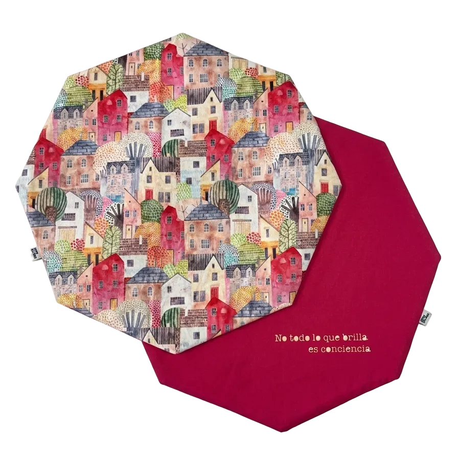 Pack de 4 manteles reversibles con estampado de casitas de colores y reverso fucsia. Frases incluidas, listos para tu mesa y con precio especial.