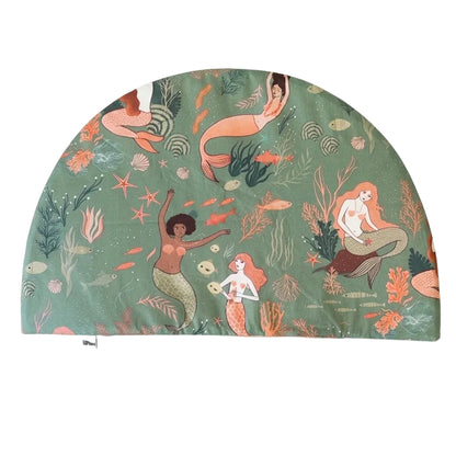 Protege tu mesa con estilo con este mantel individual de sirenas reversible en color melocotón. Su original diseño en media luna se adapta perfectamente a cualquier espacio. Fabricado con tejidos de calidad, es el complemento ideal para una mesa infantil bonita y limpia.