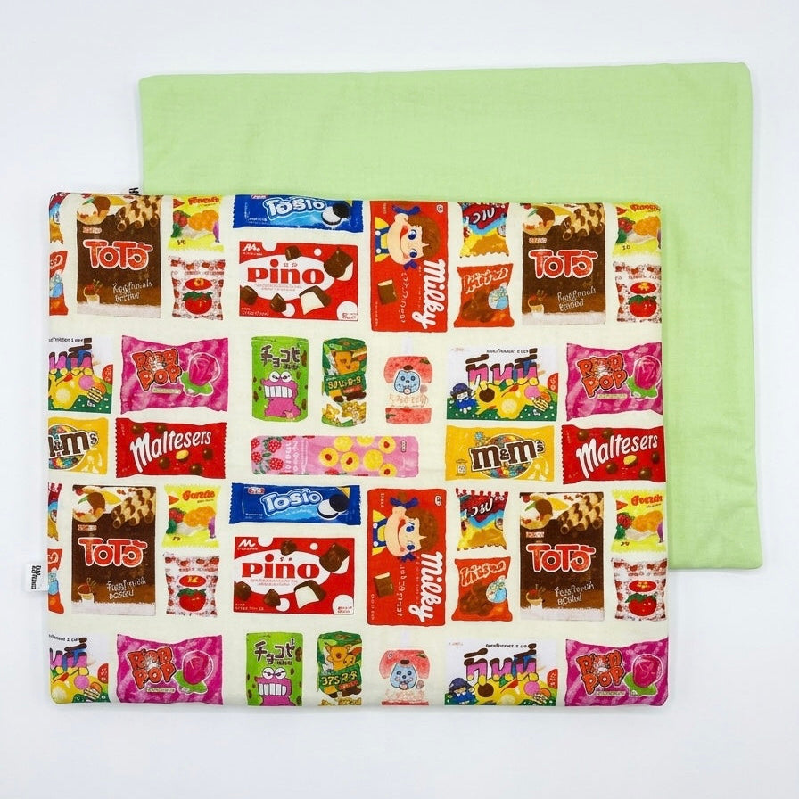 mantel individual infantil con estampado de chocolatinas y dulces y breves color verde
personalizable con nombre o frase