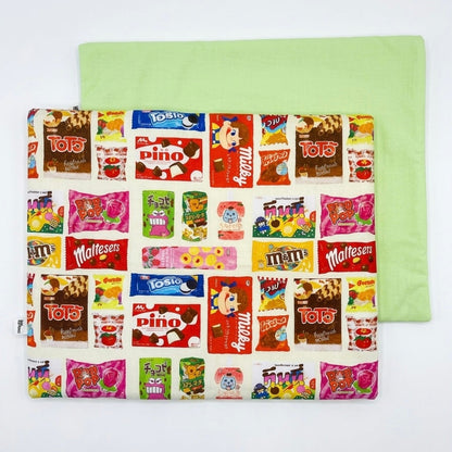 mantel individual infantil con estampado de chocolatinas y dulces y breves color verde
personalizable con nombre o frase