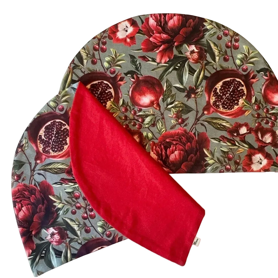 Mantel individual media luna reversible de algodón con estampado floral de granadas en tonos rojos y reverso rojo. Diseño elegante y original para vestir la mesa con personalidad y sobremesas especiales.