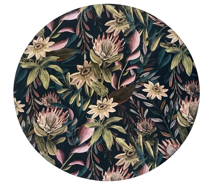 Mantel individual redondo reversible de algodón con estampado floral en tonos rosa, beige y verde sobre fondo azul petróleo. Diseño elegante y sofisticado para vestir la mesa con personalidad y sobremesas especiales.