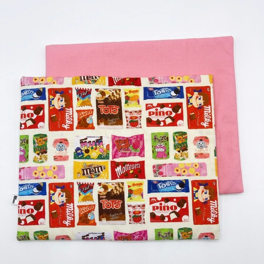 Mantel infantil individual confeccionado en algodón reversible. estampado de chocolatinas y rosa chicle.
personalizable con nombre o frase