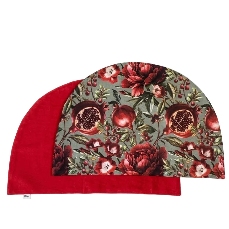 Mantel individual media luna reversible de algodón con estampado floral de granadas en tonos rojos y reverso rojo. Diseño elegante y original para vestir la mesa con personalidad y sobremesas especiales.