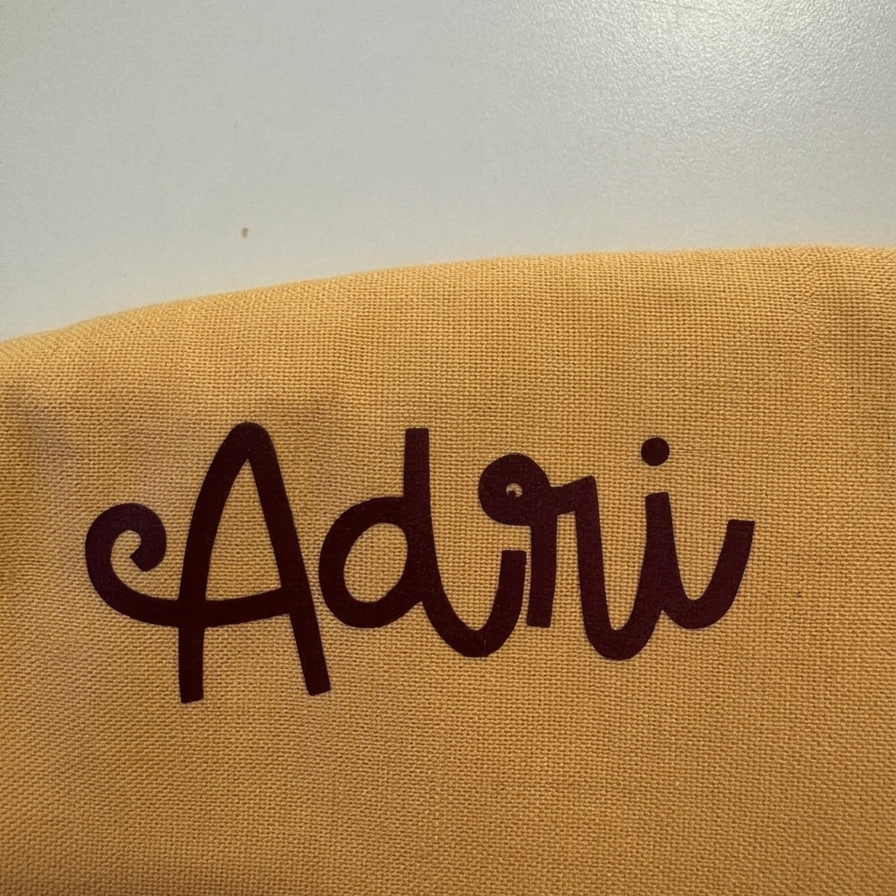Mantel individual personalizable con nombre o frase en color amarillo mantequilla y nombre en granate
