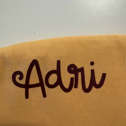 Mantel individual personalizable con nombre o frase en color amarillo mantequilla y nombre en granate