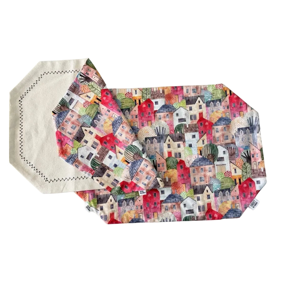Mantel reversible casitas de colores rectángulo sin esquinas.
pack de 4 manteles de algodon reversibles con frases serigrafiadas estampado de casitas y beige con frase en vinilo 
