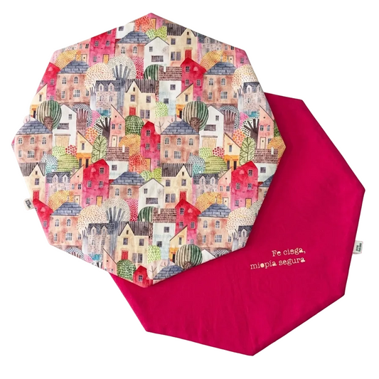 Pack de 4 manteles reversibles con estampado de casitas de colores y reverso fucsia. Frases incluidas, listos para tu mesa y con precio especial.