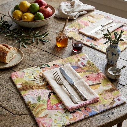SERVILLETA BEIGE CON RIBETE ROSA PERSONALIZABLE SOBRE MANTEL ESTAMPADO EN COMEDOR MEDITERRANEO