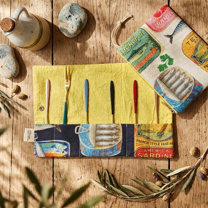 guarda cubiertos para aperitivo con telas de algodon y compartimentos para los cubiertos y botones de cierre