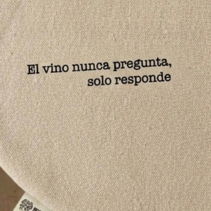 Mantel individual beige con frase “El vino nunca pregunta, solo responde”