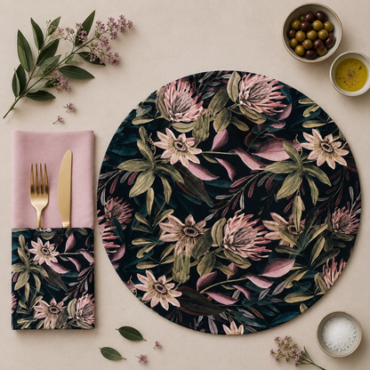 mesa con mantel y servilleta a juego ambos con estampado floral y combinado con tela malva 
la servilleta tiene bolsillo para los cubiertos