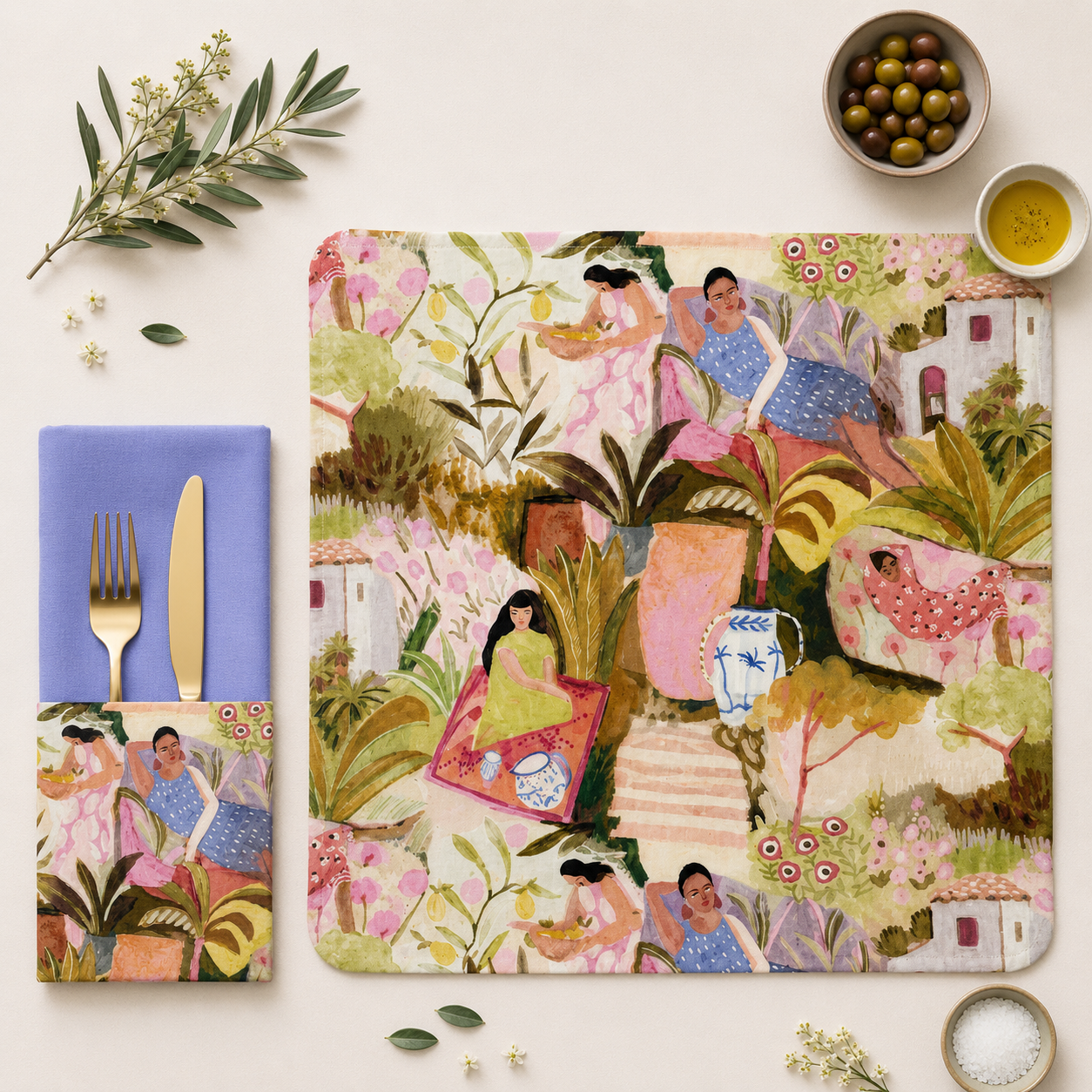 mantel en mesa mediterranea con estampado de jardín con mujeres con servilleta a juego con bolsillo para cubiertos y ambos reversibles en color lavanda
