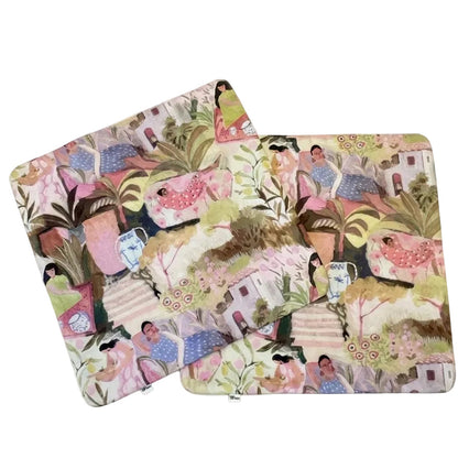 mantel individual con relleno cuadrado con esquinas redondeadas 
estampado mujeres en el jardín y revés en coló azul lavanda 
mantel jardin de las delicias