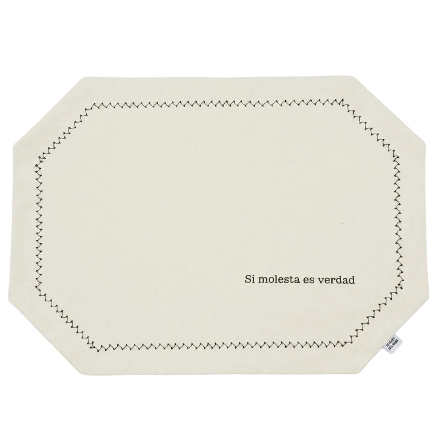 mantel individual reversible en color beige con frase si molesta es verdad y bordado a maquina decorativo al rededor 