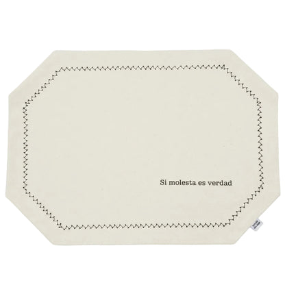 mantel individual reversible en color beige con frase si molesta es verdad y bordado a maquina decorativo al rededor 
