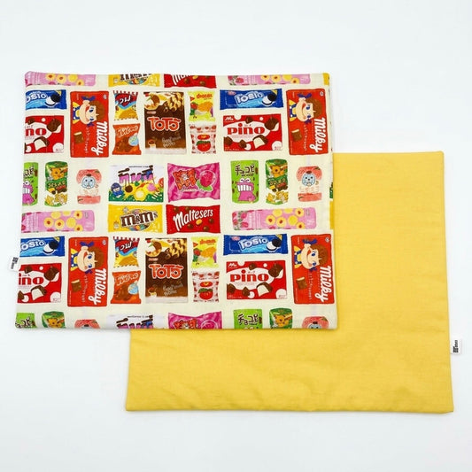 mantel individual rectangular infantil estampado con chocolatinas y revés amarillo mantequilla
mantel con relleno 