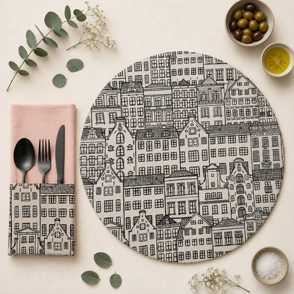 mesa mediterranea con mantel individual redondo reversible con estampado de casitas y reves melocotón 
servilleta con bolsillo a juego con mismo estampado y colores 