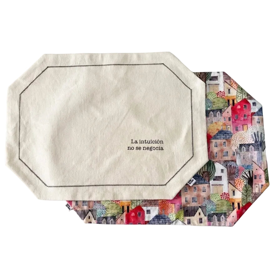 mantel individual reversible rectangular con frase en algodón beige y estampado de casitas en algodón 
frase serigrafiada la intuición no se negocia