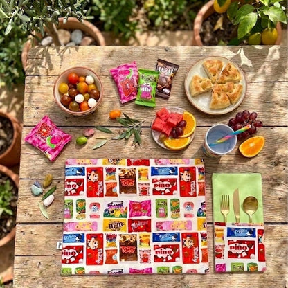 Mantel con estampado de chocolatinas reversible verde menta con servilleta con bolsillo a juego. 