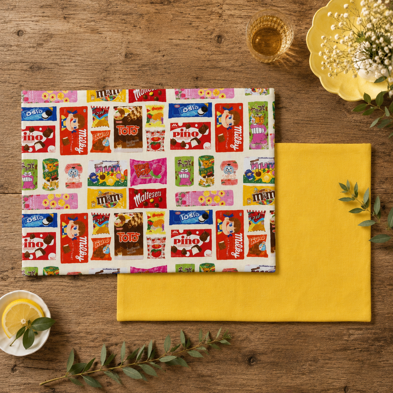 mesa puesta de mantel individual infantil rectangular reversible personalizable con nombre o frase estampado de chocolatinas y golosinas y reves amarillo mantequilla