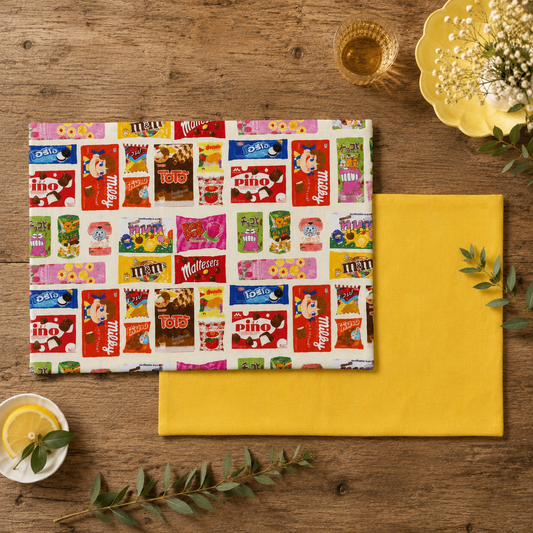 mesa puesta de mantel individual infantil rectangular reversible personalizable con nombre o frase estampado de chocolatinas y golosinas y reves amarillo mantequilla
