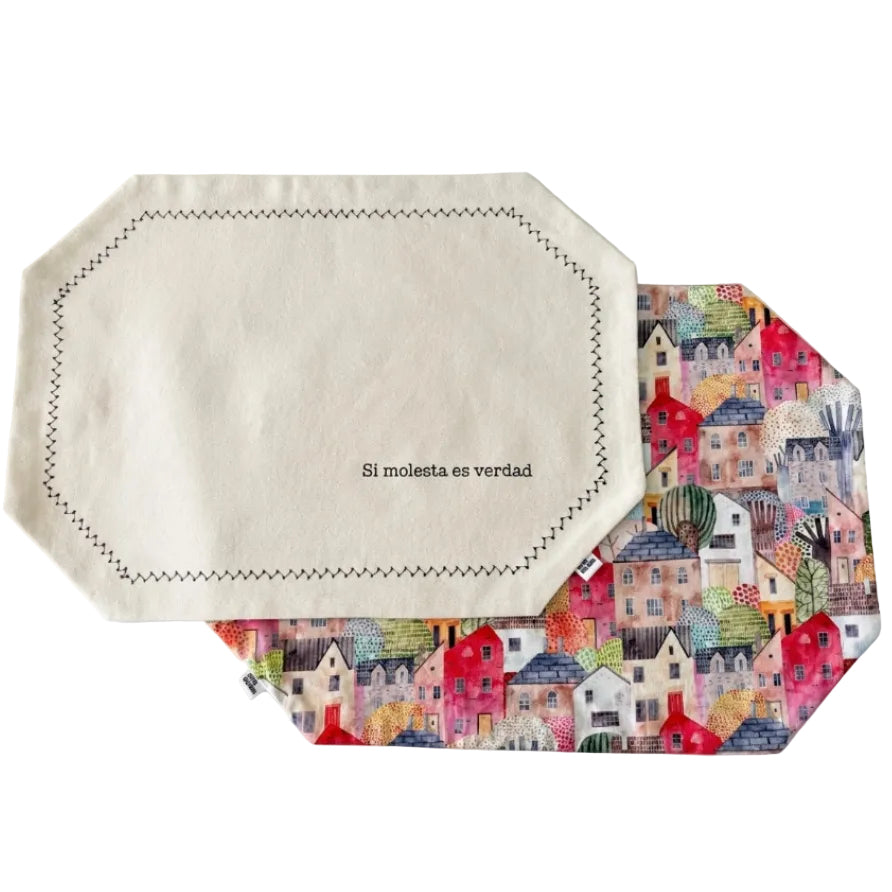 mantel infdividual reversible beige y casitas  con frase serigrafiada y bordado a maquina