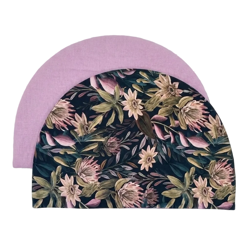 Pack de 2 manteles individuales reversibles en forma de media luna, con estampado floral azul marino y reverso malva. Diseño elegante para mesas con personalidad y sobremesas con estilo.
Mantel con relleno y personalizable con frase