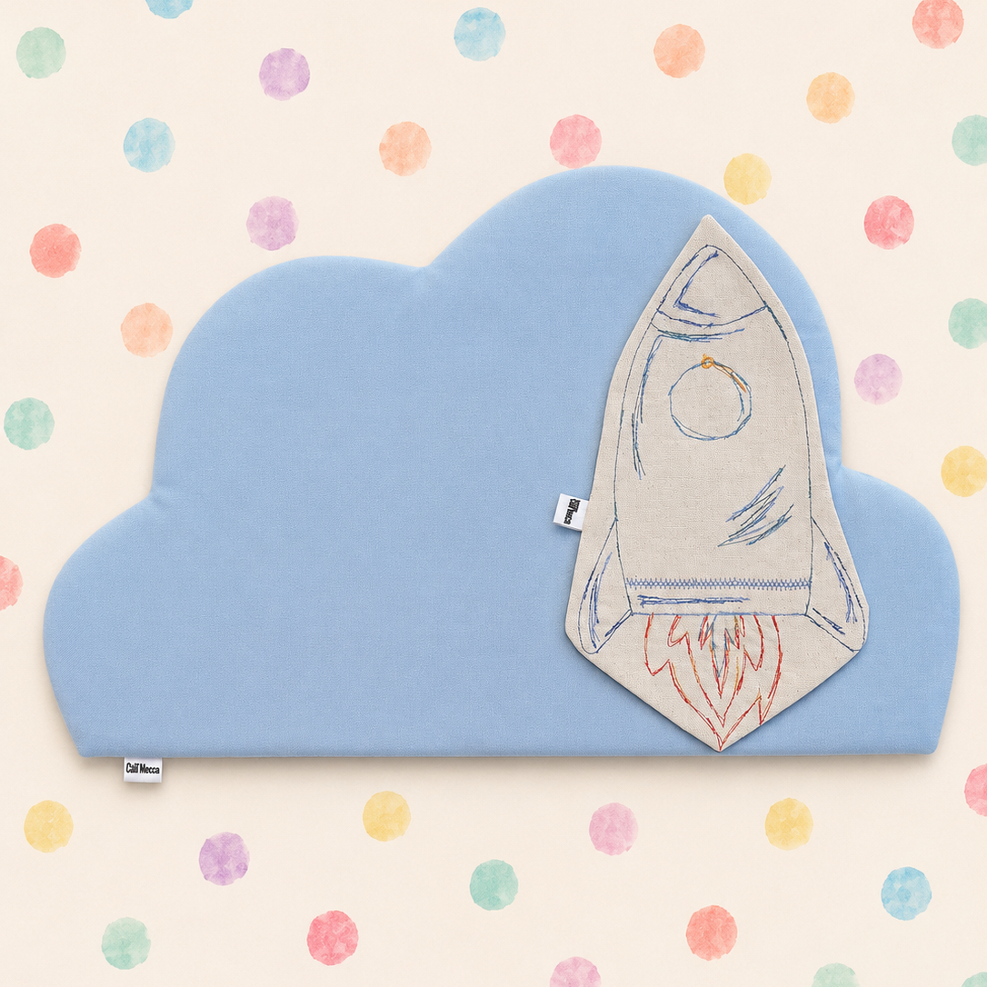 mantel nube con relleno azul reversible en beige y personalizabkle con nombre y servilleta cohete 