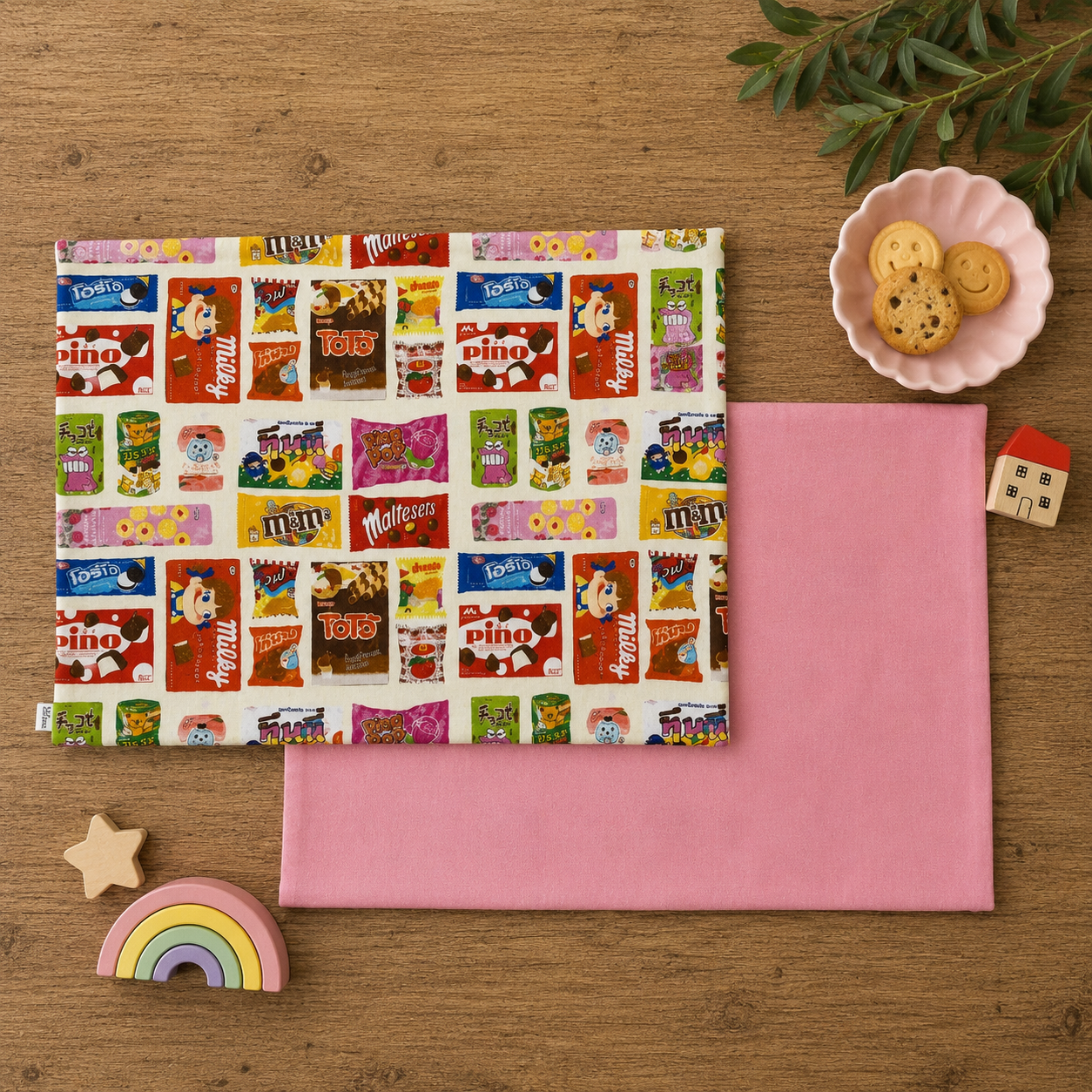 mesa puesta de mantel individual infantil rectangular reversible personalizable con nombre o frase estampado de chocolatinas y golosinas y reves rosa chicle