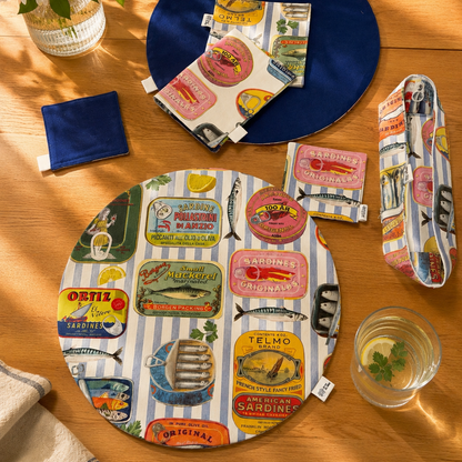 paneras alargadas confeccionadas a mano de algodon de rayas beige y azules y estampado de latas sardinas aceitunas y Gildas a juego con posavasos y panera del mismo tejido