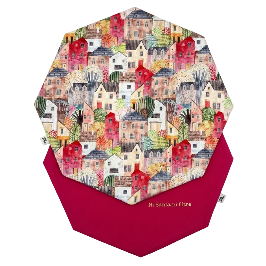 Pack de 4 manteles reversibles con estampado de casitas de colores y reverso fucsia. Frases incluidas, listos para tu mesa y con precio especial.