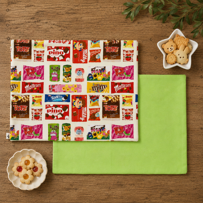 mesa puesta de mantel individual infantil rectangular reversible personalizable con nombre o frase estampado de chocolatinas y golosinas y reves verde menta