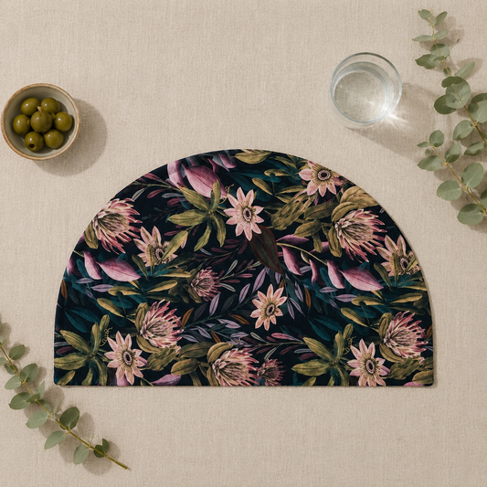 mantel individual sobre mesa con estampado floral y reves malva 