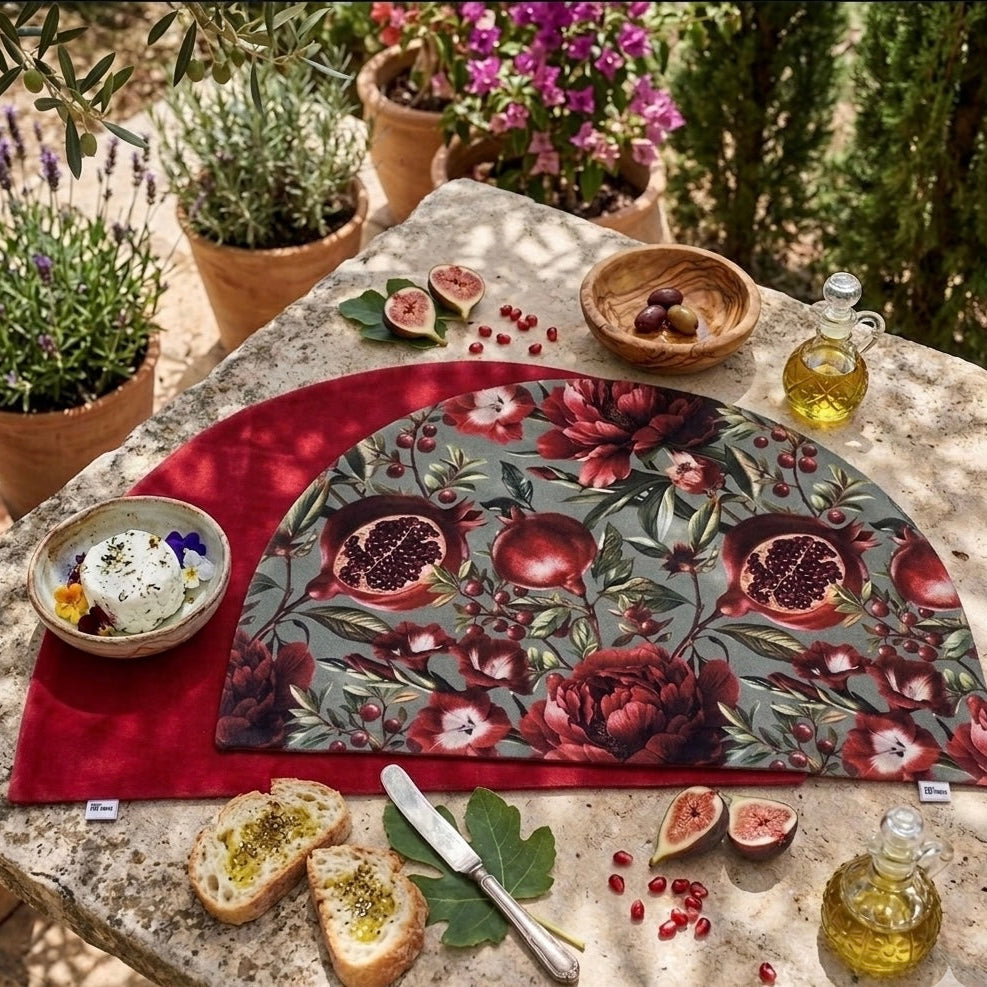 MAntel individual de algodon reversible con estampado de granas y reves rojo en una terraza mediterránea 