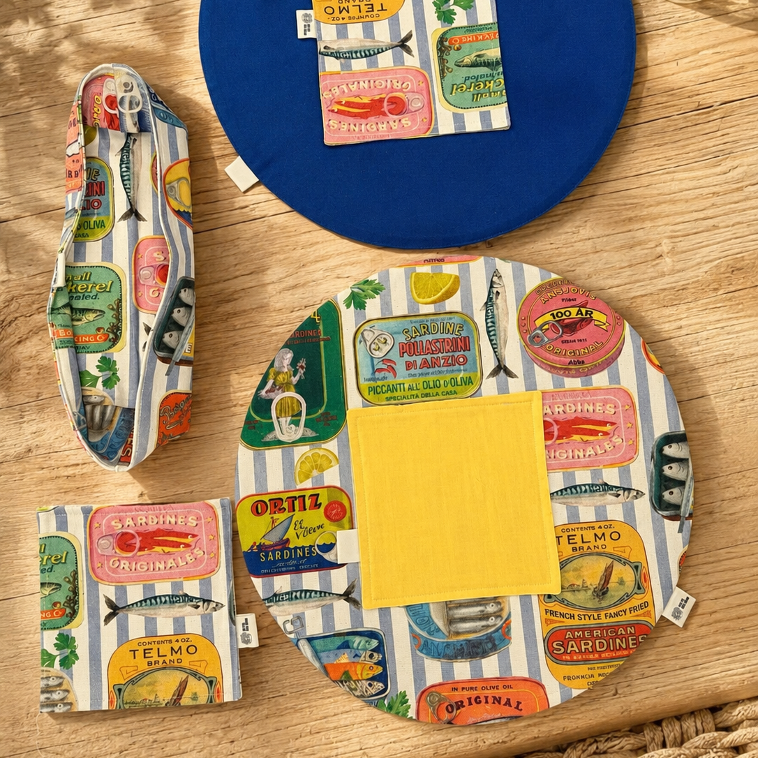 combinación manteles con servilletas de coctail estampados con latas y reves en algodon liso