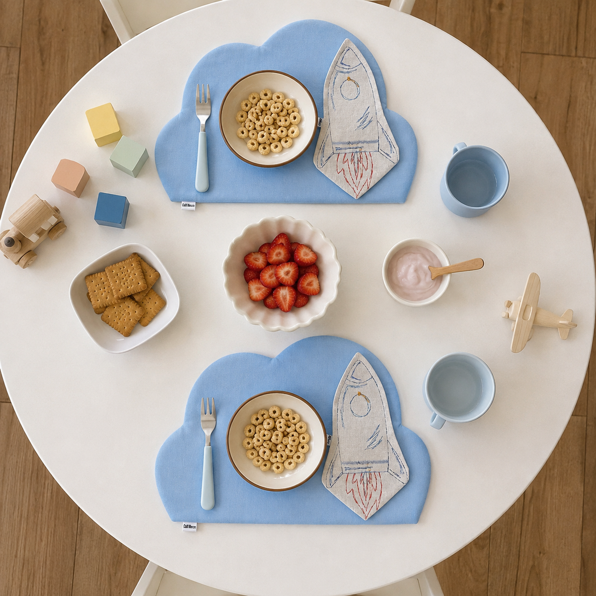 mesa puesta mantel nube reversible azul con servilleta cohete 