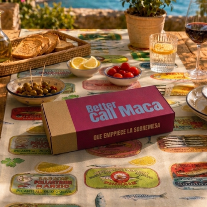packaging Better call Maca sobre camino de mesa con estampado de latas y fondo beige