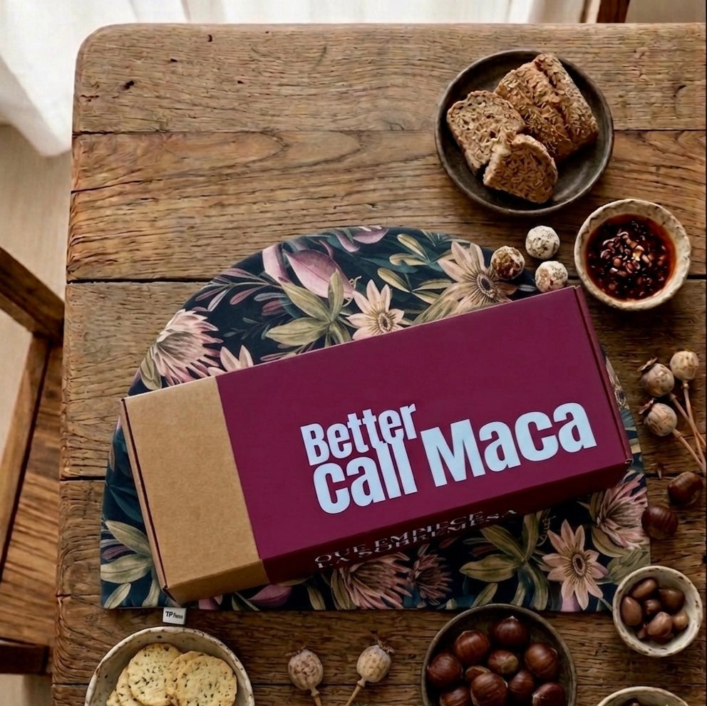 packaging Better call Maca para manteles de algodon con estampado de flores en tonos verdes y malva en una mesa de estilo mediterráneo