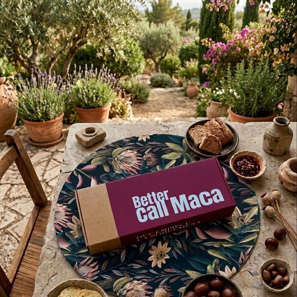 packaging sobre mantel individual circular con estampado floral en jardín mediterraneo.