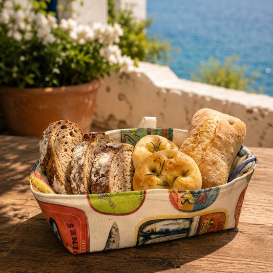 panera cuadrada de algodon con estampado de fondo beige y latas de sardinas y encurtidos con panes dentro. 