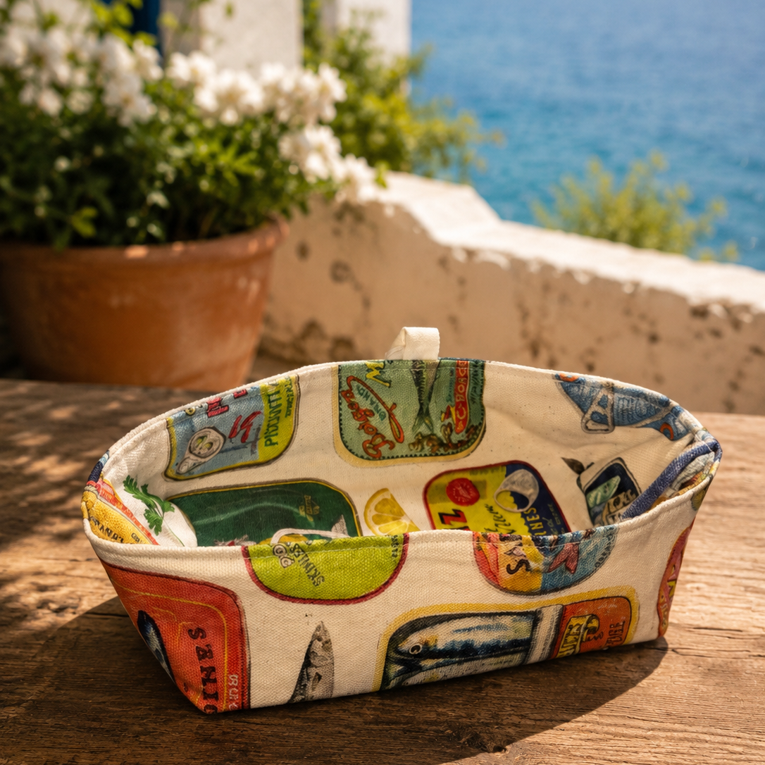 panera cuadrada de algodon con estampado de fondo beige y latas de sardinas y encurtidos
