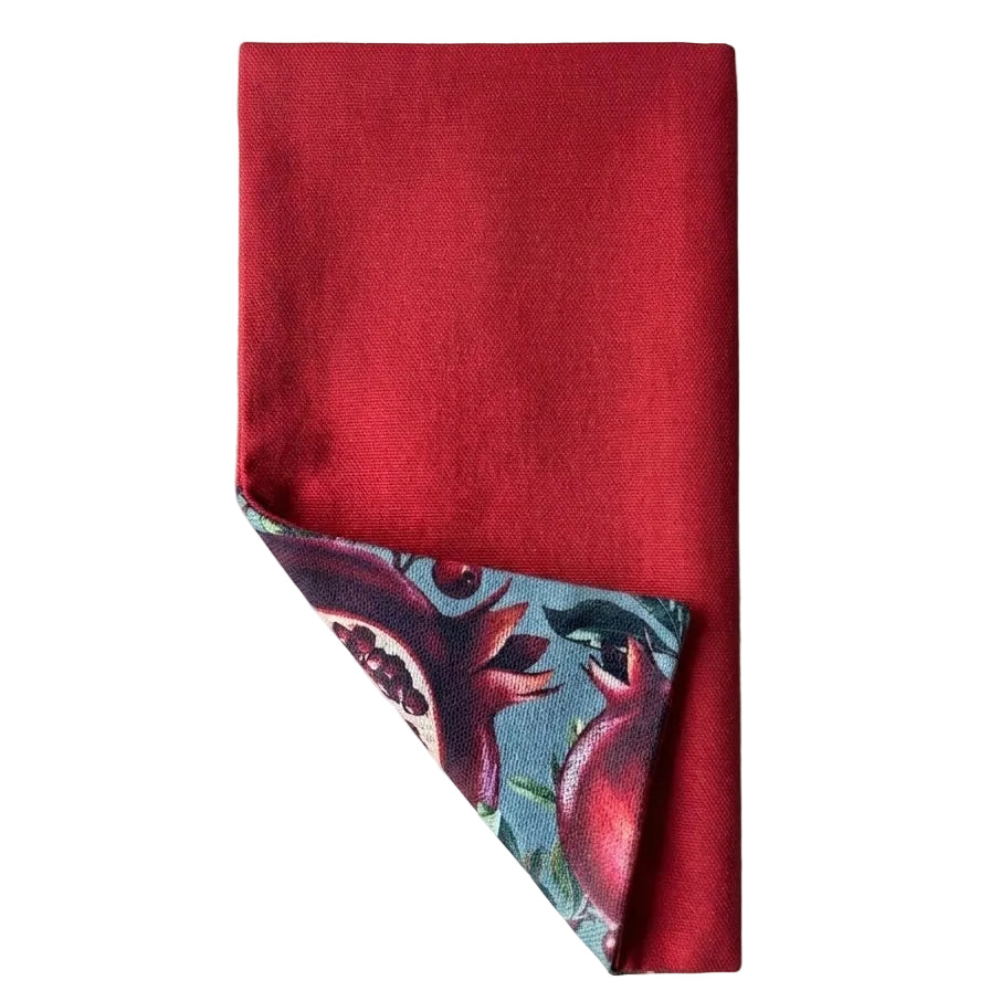 ack de 2 servilletas con bolsillo para cubiertos en algodón 100%, estampado de granadas y diseño reversible. Una pieza funcional y decorativa para mesas con personalidad, perfecta para regalar o elevar cualquier sobremesa con un detalle especial.
reves servilleta reversible en dos tejidos de algodon