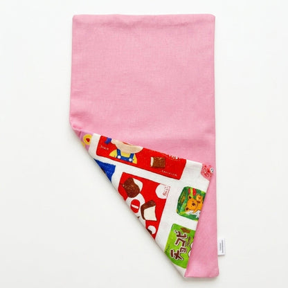 servilleta con bolsillo poara cubiertos, en estampado de chocolatinas combinado con algodón rosa reversible reves rosa chicle