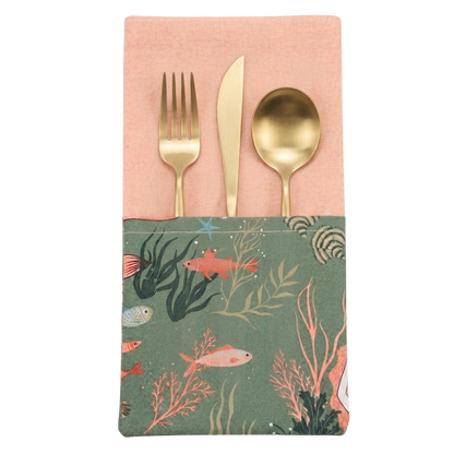 Servilleta con bolsillo introducir para cubiertos. Color melocotón con bolsillo estampado de sirenas, corales y peces en tonos melocotón y verdes. reversible en tono melocotón.