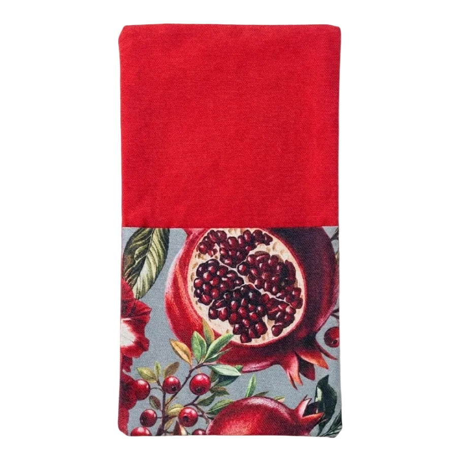 ack de 2 servilletas con bolsillo para cubiertos en algodón 100%, estampado de granadas y diseño reversible. Una pieza funcional y decorativa para mesas con personalidad, perfecta para regalar o elevar cualquier sobremesa con un detalle especial.