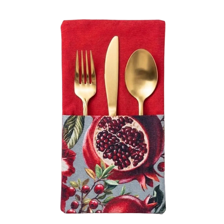 ack de 2 servilletas con bolsillo para cubiertos en algodón 100%, estampado de granadas y diseño reversible. Una pieza funcional y decorativa para mesas con personalidad, perfecta para regalar o elevar cualquier sobremesa con un detalle especial.
