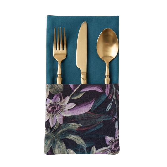 servilleta con bolsillo reversible en tono azul Petroleo y bolsillo estampado con tejido de flores en tonos oscuros verdes y malva con bolsillo para introducir los cubiertos