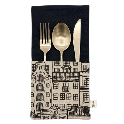 Servilleta con bolsillo doble tejido en algodón perfecta para vestir la mesa con estilo y personalidad. Diseño elegante y funcional para cenas especiales, brunch y sobremesas con carácter de Better Call Maca. negro y estampado de casitas