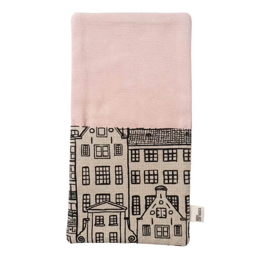servilletas reversibles hechos para mesas con historia. Diseño artesanal, carácter y frases que hablan por ti. Porque una buena sobremesa empieza aquí.
manteles combinados con servilletas negros y estampado de casitas.